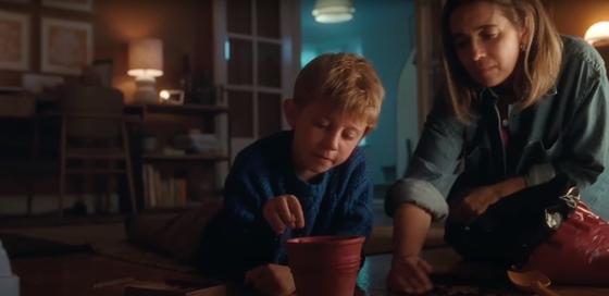 Máris itt a John Lewis karácsonyi videója, amely újraértelmezett karácsonyfával és Bocellivel támad