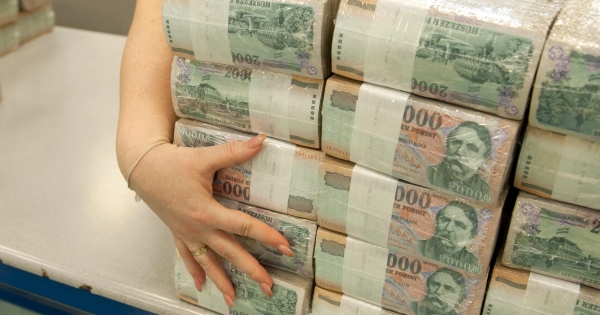 11 hónap alatt 500 milliárd forinttal több adót fizettünk be