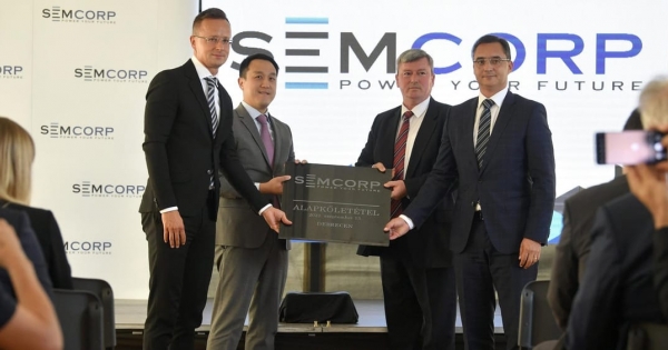 Keményen beszólt az akkuipar ellenzőinek a kínai Semcorp magyarországi vezetője