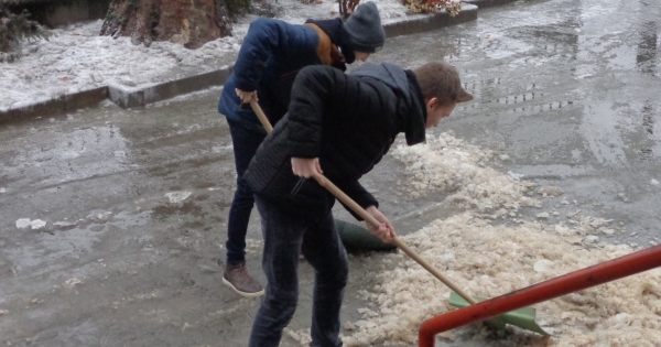 Ki fizeti meg a táppénzt? Milliókat is bukhat, ha nem takarítja a járdát!