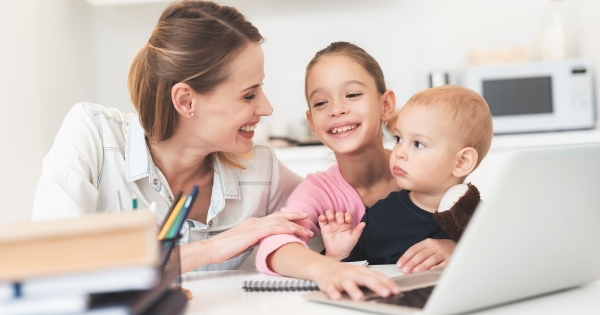Hogyan biztosítja a kisgyermekes munkavállalók védelmét a hatályos jogi szabályozás?