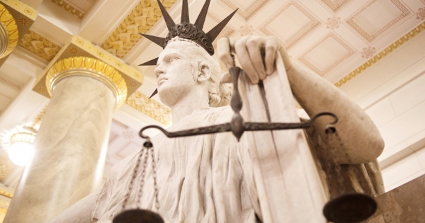 Kúria: a munkaviszony helyreállítása törvényi fikció, nem számít a tényleges munkaképesség