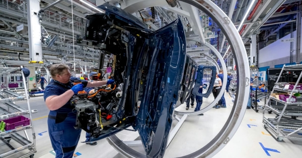 A legújabb, szupermodern BMW a debreceni gyárban készül, de nem a mi autónk