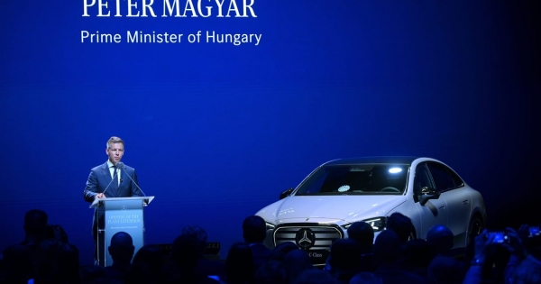 Magyar Péternek felajánlották a Mercedes gyárátadóján, hogy vigye el egy körre az új, C osztályos elektromos autót