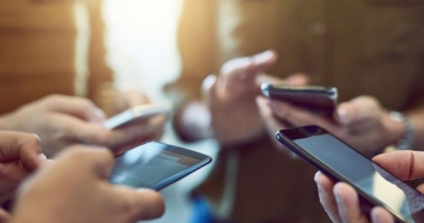 Kötelezhető-e a munkavállaló saját mobiltelefonja leadására a munkahelyen?