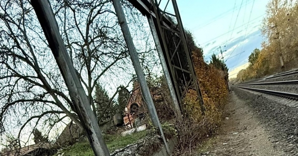 Hadházy: a MÁV-nak két hónapja nem sikerül újjáépítenie 20 méternyi leégett zajvédő falat