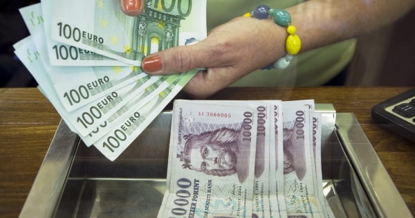 Minimálbér: csak a bolgárokat előzzük és a tervezett jövő évi emelés után se lesz sokkal jobb a helyzet