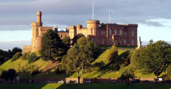 Skócia is tervezi a turisták megadóztatását