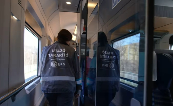 Robog a vécépucoló-tesztüzem a MÁV-nál, a NER-kedvenc takarítócég markolja a kefét