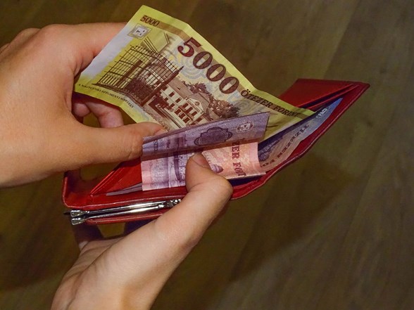 Munkabér készpénzben: kötelezhető-e a munkavállaló, hogy a bérfizetés napján a munkahelyen megjelenjen?