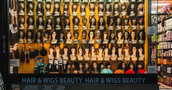 Az ország, mely megadóztatná a nők parókáit