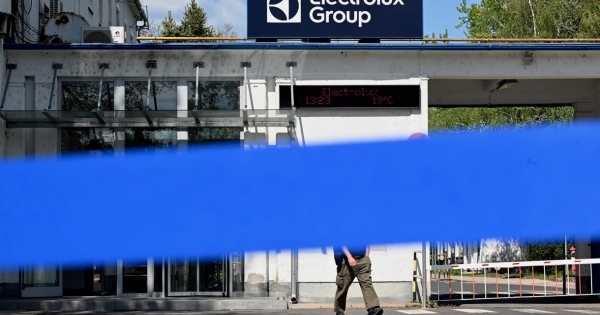 Van, aki szerint a Tisza a hibás, más Szijjártó nyilatkozatára emlékeztetett – műszakváltáskor kérdeztünk dolgozókat a bezáró jászberényi Electrolux-gyárnál