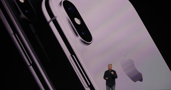 Hatalmas bejelentést tett az Apple: hallgatnak Trumpra