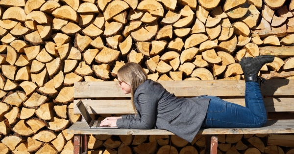 Külföldre költözik a cég közreműködő tagja, létrejön-e telephely a másik országban?