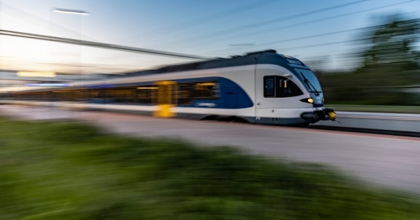 MÁV: Május elsejétől plusz kocsikkal és a balatoni előszezoni menetrend szerint járnak majd a vonatok