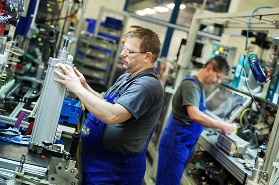 Százezret kaphat adómentesen minden dolgozó a cégétől, ha a kormány is rábólint