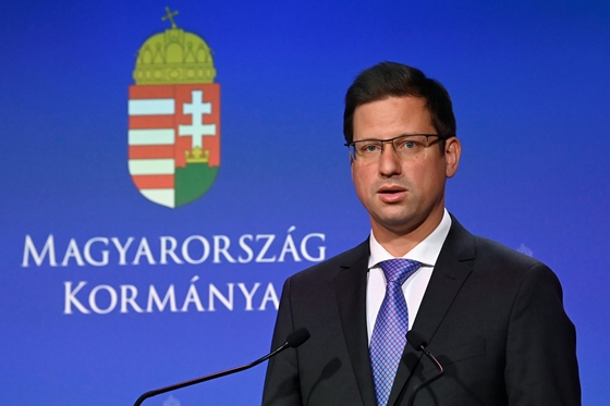 Extraprofitadó: Nem világos a kormány szándéka, Varga és Gulyás is mást mond