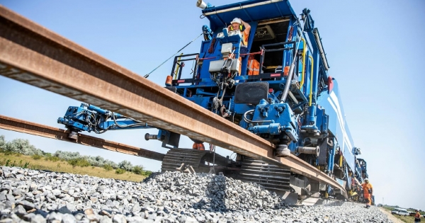 Napi átlag 6 tehervonat gördül végig az ezermilliárdos Budapest-Belgrád vasútvonal magyar szakaszán