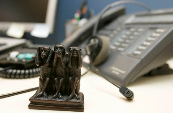 Még a mosdóba sem engedik ki a nagy techcégeknek dolgozó call centereseket