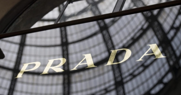 A Prada akciós áron vásárolt Versacét. Az egész Versacét