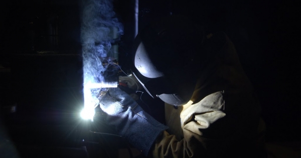 Így értelmezendő az állásidőre járó alapbérfizetési kötelezettség