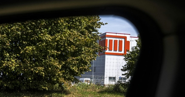 Az egyik akkugyárból páros lábbal rugdosnak ki mindenkit, a másik lázasan toboroz