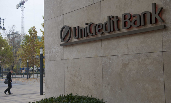 Újabb bank jelentette be, hogy az ügyfelekre hárítja a tranzakciós illeték emelését