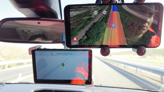 Mérlegen: Önvezető és egymással beszélő autók - mi köze ehhez egy magyar startupnak?