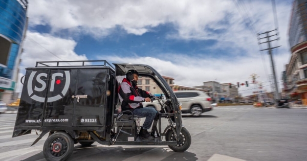 A világ egyik leggazdagabb emberének a futárcége megjelent Budapesten