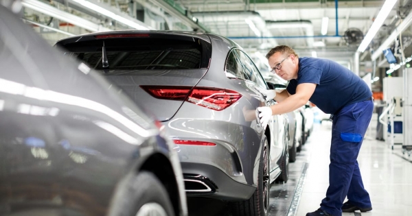 A kecskeméti Mercedes három helyett egy műszakban termel – a cég szerint minden rendben