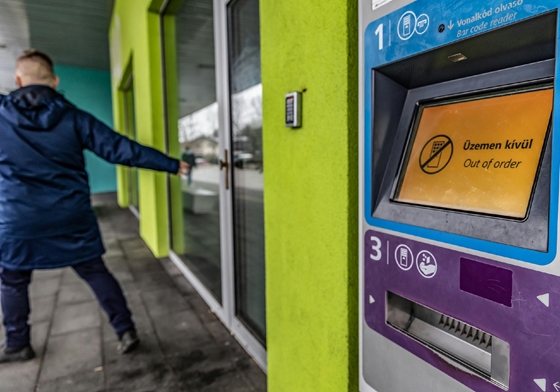 Lázár fenyegetése után az összes szakszervezet aláírta az egyezséget a MÁV–Volán-béremeléséről