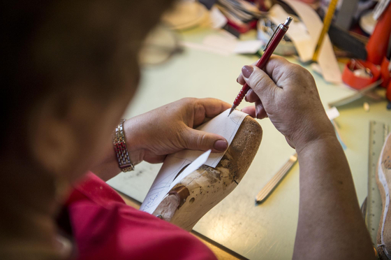 Drágább lehet az ortopéd cipő nálunk, mint Németországban, ha nem lép a kormány