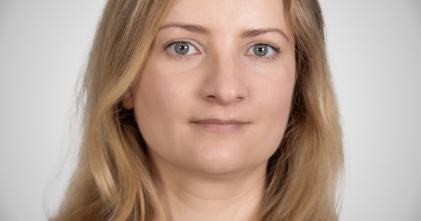 Nem tudnak mellényúlni: Sarka Kata és Rogán-Szendrei Cecília alig olvasott bulvárlapjukkal is százmilliókat kerestek