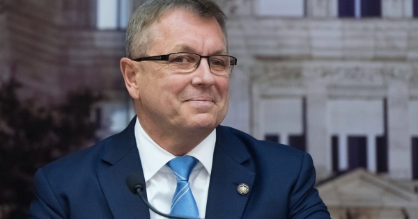 És akkor Matolcsy lufija kidurrant, de a nudistakempinget még behúzta az MNB-alapítvány