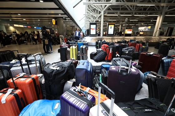 Indiában külön szabályozzák azt, hogy a légitársaságoknak hány percen belül kell kiadniuk landolás után a csomagokat