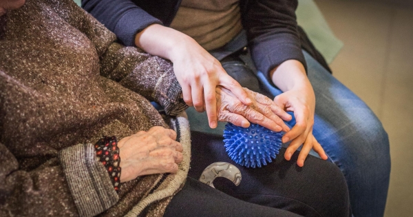 Ki kaphat ápolási díjat, és hogyan, mennyit dolgozhat mellette?