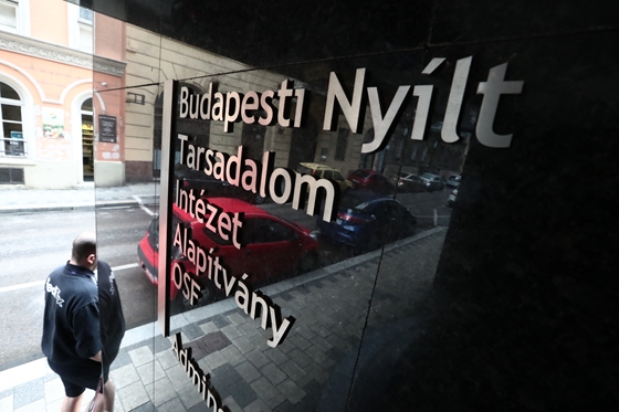 Óriási leépítések indultak a Soros-alapítványoknál