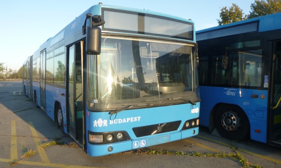 Kétszer félmilliós bónusszal csábít buszsofőrnek a BKV