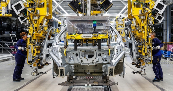 Ontja az autókat a debreceni BMW-üzem, három műszakban megy már a gyártás