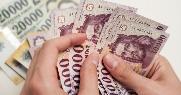 Béremelés visszamenőlegesen: mire kell különbözetet számolni?