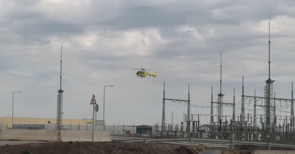 Videó: újabb baleset történt a debreceni CATL-gyár építkezésén, mentőhelikoptert is riasztottak