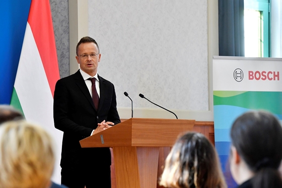 Szijjártó előbb 18 milliárdos Bosch-beruházást jelentett be, majd kritikákra reagált