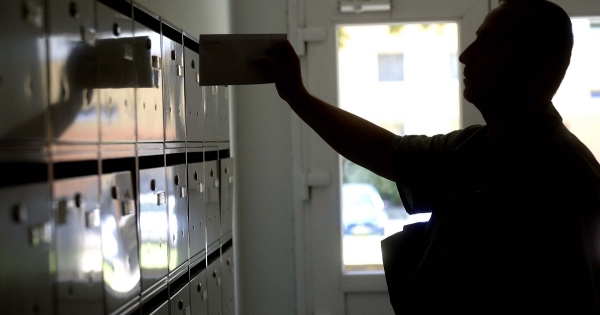 Ennyi plusz pénz jut idén a postásoknak – elégedetlenek a szakszervezetek