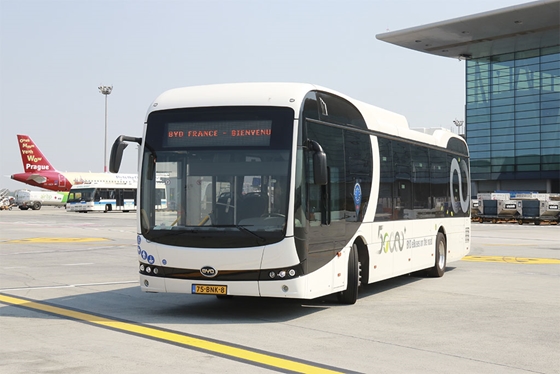 Szijjártó Péter bejelentette, hogy Fóton kínai akkumulátor-összeszerelő üzem épül