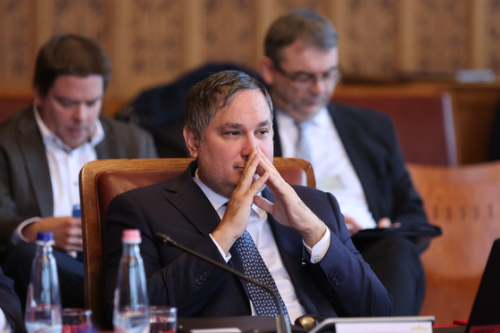 Egy év alatt 24 százalékkal nőttek a bankok pénzforgalmi bevételei – Nagy Márton már a számlaköltségekre is ársapkát húzna