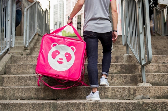 Itt a Foodpanda válasza a katatörvényre: megemelik a béreket és könyvelővel segítik a futárokat