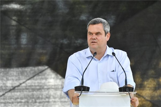 A kormány át akarja alakíttatni a pandémia alatt sebtiben beszerzett, raktárban porosodó lélegeztetőgépeket