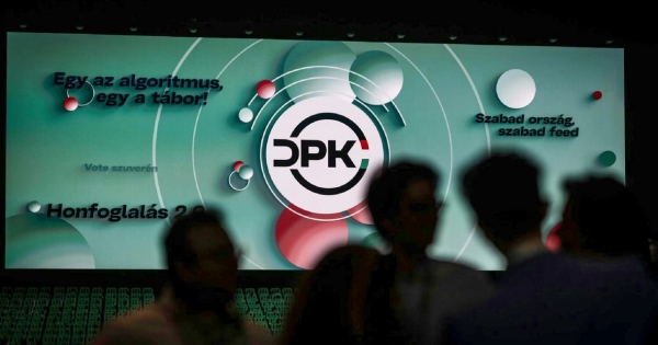 Az első DPK-találkozó után vezetőt cserélt a megszervezését támogató ügynökség