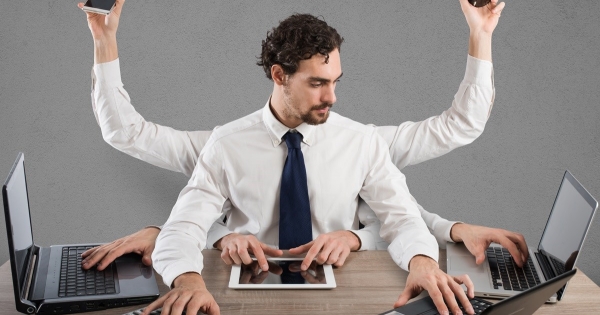 A nap kérdése: adószámos magánszemély, kft. ügyvezetője és egyéni vállalkozó egyben – lehet-e alkalmazottja, mi számít bele az alanyi áfamentesség határába?