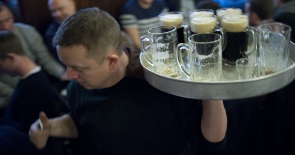 Felszolgálási díj zsebbe, közös kasszára vagy számlára